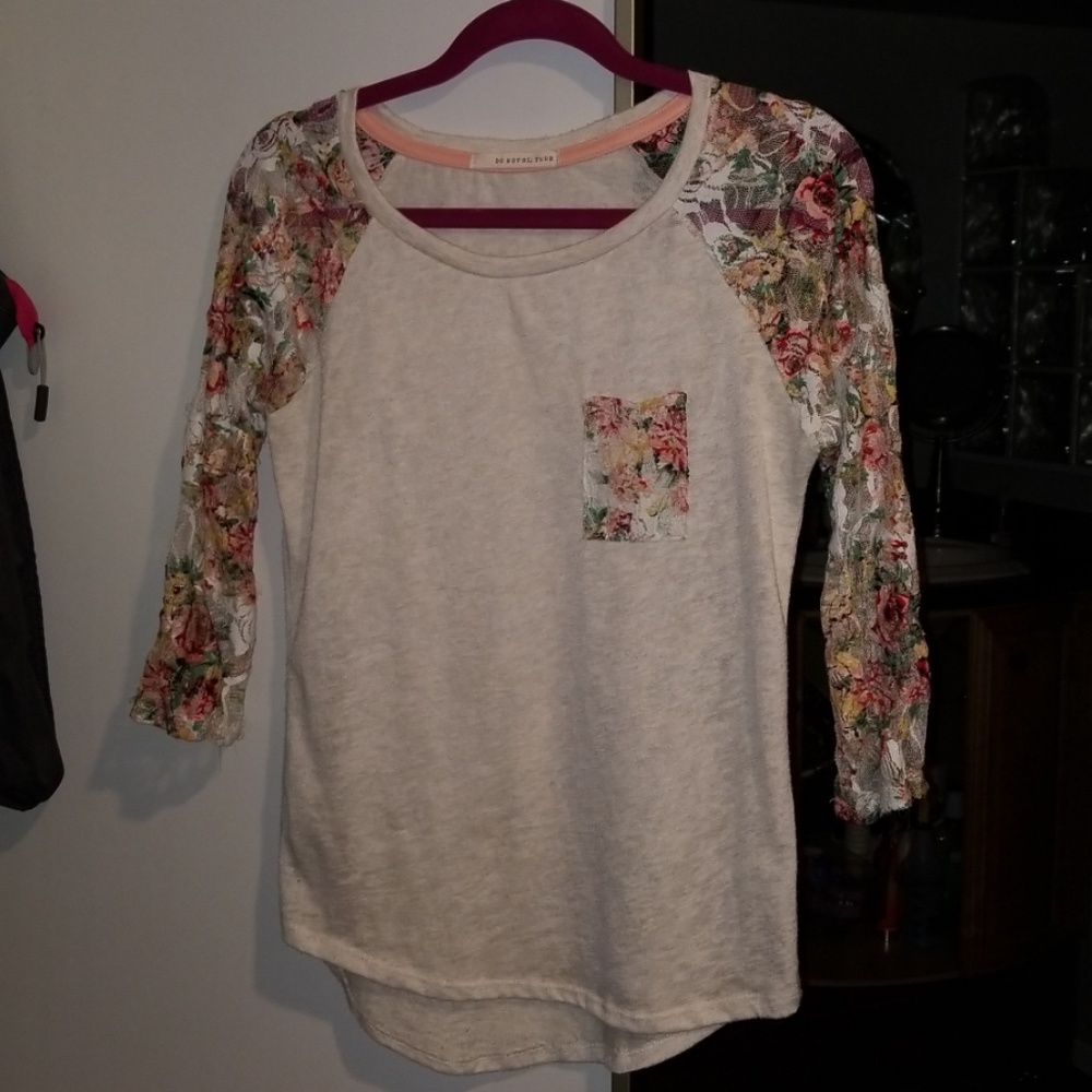 3/4 length top with flower lace pocket and arms